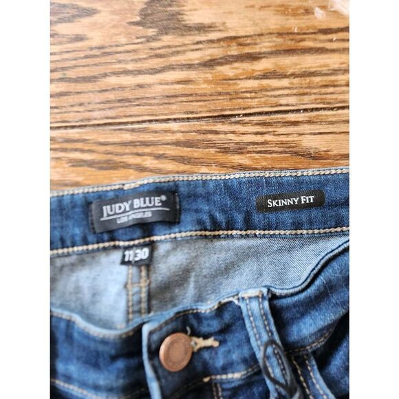 NWT Judy Blue Mid-Rise Raw Hem Destroyed Skinny Jeans sz 11/30 - Picture 3 of 5